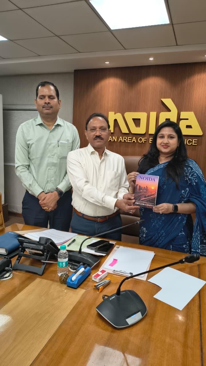 Group photo with Shri Satish Pal (IAS) and officials at the Noida Authority office