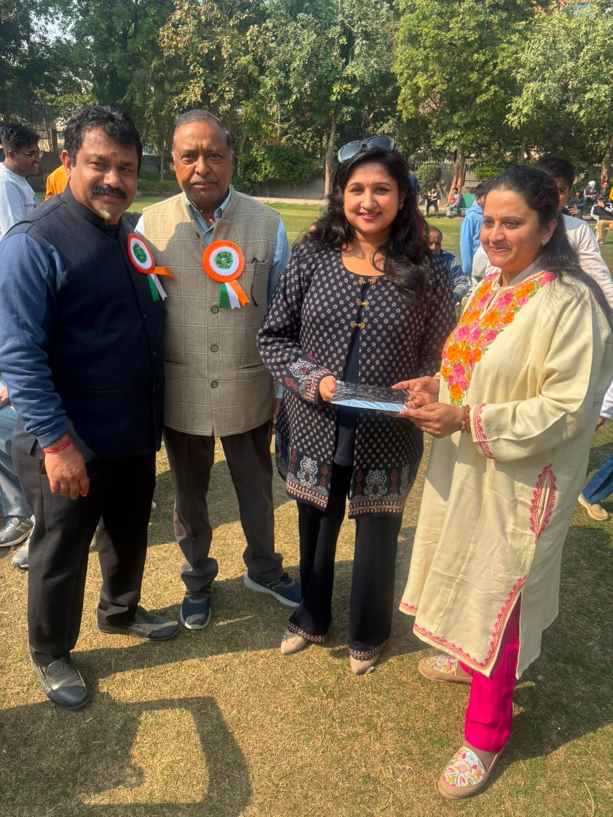 Priyanka Gupta with organisers felicitating a woman participant at the Noida women's racing competition